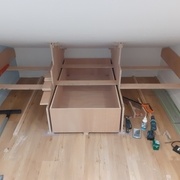 Un premier tiroir en place, de part et d'autres on voit les rails de guidage