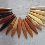 Bouleau + ??, Ipé, Ébéne ??, ??, Amarante, Genévrier, Cèdre, Pêcher, Pêcher, Bangkirai, Merisier, Robinier, Robinier, Buis, Bouleau, Houx