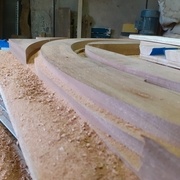 Le moment où on se met à jouer aux courses de petites voitures dans la piste en ovale !