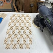 Ponçage à l'électrique, vitesse minimum (Avant découpe et collage au cadre)