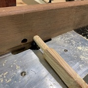 Puis faire tourner le carrelet avec visseuse et le pousser dans le guide, défonceuse en route bien entendu