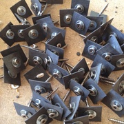 pour que l'eau ne passe pas dans les "canneaux du polycarbonate : caoutchouc rondelle et vis