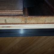 Pour remettre le guidage parallèle : collage d'un CP dessous, tube carré et résine époxyde dans la fente