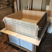 Collage du coffre à l'aide de la presse à cadre