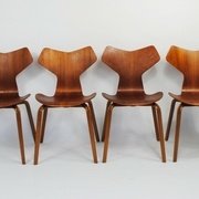 Serie de chaise design scandinave Arne Jacobsen 1950 https://www.vntg.com