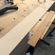 La règle accolée pour le réglage de la hauteur de la pièce