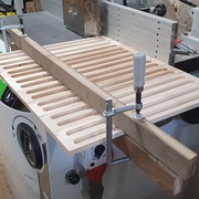 Usinage des rainures du plateau, avec un renfort pour le maintenir bien rectiligne le temps de le passer sur la toupie