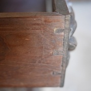 détail assemblage tiroir; détail qu'on ne voit pas : le fond (massif) n'a pas été glissé dans les rainures mais encastré au moment du montage