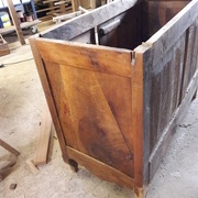 Le panneau n'est pas fendu, il y a bien un morceau triangulaire pour compléter le tout