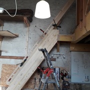 Collage des rampes, avec un angle pour ne pas être trop à l'étroit une fois dessus.