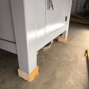 J'ai surélévé la machine pour faciliter le nettoyage dessous, amortir un peu les vibrations (avec un peu de bande de désolidarisation) et pour la mettre davantage à ma hauteur