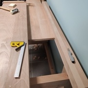 Le fond du bac en train d’être inséré