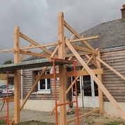 Les deux fermes sont levées, il reste à mettre en place pannes et chevrons.