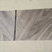 Assemblage des placages sur une largeur correspondant au dessus + la tranche de la ceinture