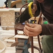 Dans le sens du file lame "baco" denture trapézoidale trempée, que j'ai adaptée sur un manche "stanlay". Puis retravaillé la denture et le 'plat' de la lames.