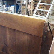 ... sur tout son long, à peu près... bizarre...