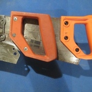 La lame Bahco Prizecut (g., denture retirée à la cisaille mécanique) et Sandvik (d.). J'ai interverti les poignées: Sandvik (g.), Bahco (d.)