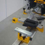 Trou de fixation percé dans la surface métallique du support DeWALT DE7024.