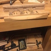 Les doubles faux tenons en queue d'aronde sont encastrés dans les poignées et maintiennent par traction la partie supérieure.