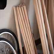 De gauche à droite, renforts des baleines, mâts de parasol et les baleines elles-mêmes.