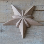 Une étoile faite maison, en poirier, un peu éclatée par le chauffage au sol