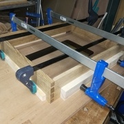 Collage d'équerre du tiroir