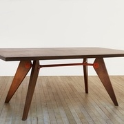 Table de salle à manger par Jean Prouvé années 50 https://triptyqueandco.com