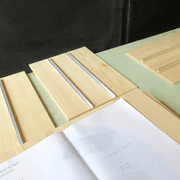 Parois latérales des caisses à tiroirs, avec leur glissière en aluminium