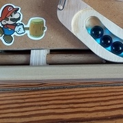 Le lanceur vient frapper la bille tombée dans le trou pour l'envoyer en haut du flipper