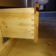 Détail de l'assemblage de la facade des tiroirs