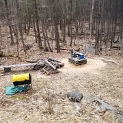 Banc de scie et raboteuse pour équarrir et planer le bois. Un guide est requis pour les pièces longues.