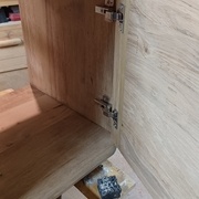 Les possibilités de réglage de l'embase et de la charnière permettent de rattraper les petites imprécisions