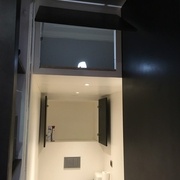 vous voyez la lumière du dessus, c'est le grenier...ou plutôt l'espace de stockage pour les valises, couettes.... (ou autre chose inavouable, qui sait?))