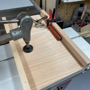 Utilisation d'un gabarit sur la scie à format pour usiner les tenons