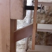 à l'origine, la presse ne revenait pas, la vis étant libre dans celle-ci. J'ai donc percé le bout, taraudé, ajouté une vis avec une rondelle. maintenant elle revient quand je dévisse.