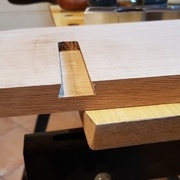 Rainure à defonceuse avec guidage par equerre de mécanicien