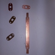 Le châssis des flotteurs est fait de plaques de circuits imprimés découpées à la CN et de fils de cuivre brasés.