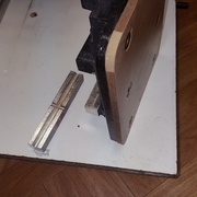 Stratifié sous l'étau parallèle au mors fixe.