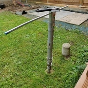 On la plante verticale dans la terre ...