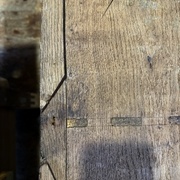 Les sciages pour le passage des crochets est très approximatif.