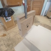 La cale percée sur les chants, avec la tige intégrée pour faire un test de rotation.