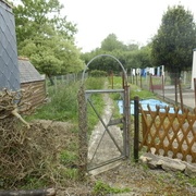 La vieille clôture pourrie, à gauche