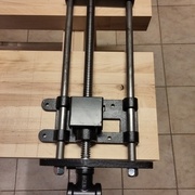 Presse frontale sur son emplacement.