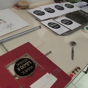 Le bloc fixé dans le cadre, lui-même fixé à la table