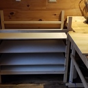 Le meuble en place avec toutes ses tablettes.