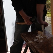 Simon commence à dégrossir une deuxième cuillère.