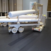 Les articulations serrées de la grue permettent de suspendre une grume