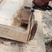 L'engin en action - delignage pièces carrées