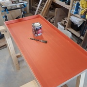 Fabrication du coffrage en CP de 10 mm. Siliconé pour une étanchéité parfaite + scotchée par dessus + vernis sur le scotch pour éviter que la résine colle au coffrage