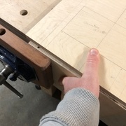 Alignement de la pièce à percer avec le plan de l'établi, pour pouvoir utiliser le bloc de guidage